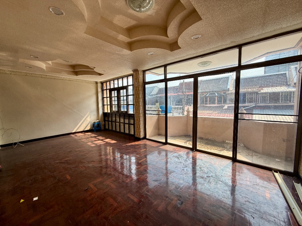 For SaleShop HousePinklao, Charansanitwong : Urgent sale, 3.5 floor commercial building, Soi Sirindhorn 4, Golden Location near Bang Bam Ru 100 meters! 🚆✨