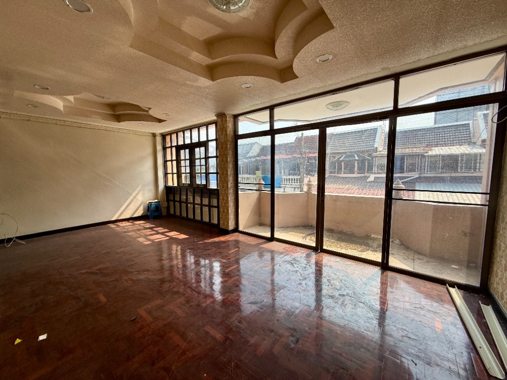 For SaleShop HousePinklao, Charansanitwong : Urgent sale, 3.5 floor commercial building, Soi Sirindhorn 4, Golden Location near Bang Bam Ru 100 meters! 🚆✨