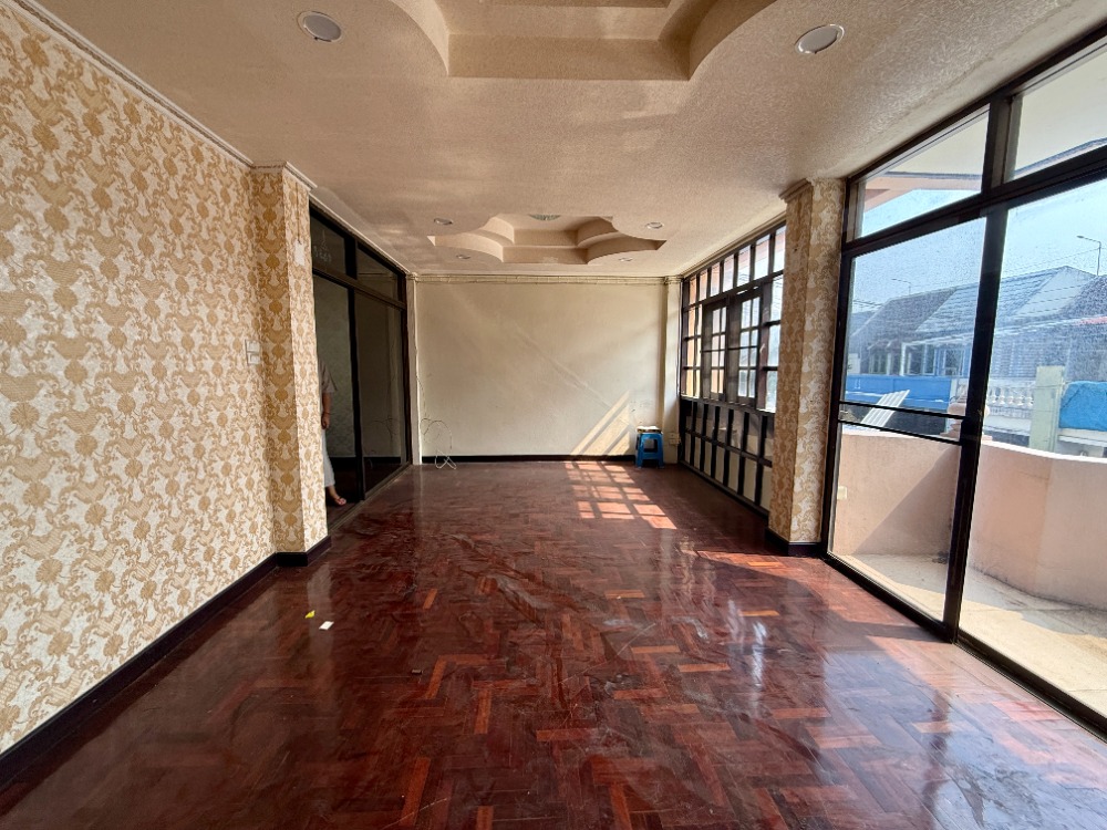 For SaleShop HousePinklao, Charansanitwong : Urgent sale, 3.5 floor commercial building, Soi Sirindhorn 4, Golden Location near Bang Bam Ru 100 meters! 🚆✨