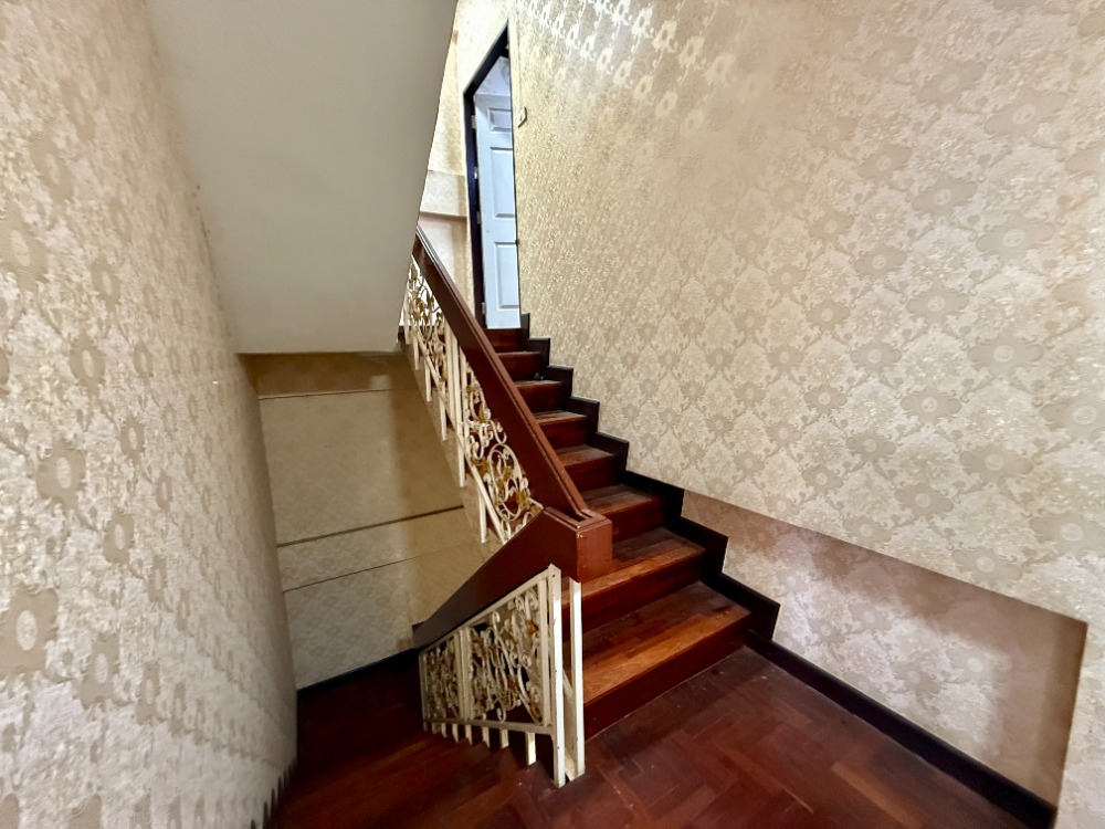 For SaleShop HousePinklao, Charansanitwong : Urgent sale, 3.5 floor commercial building, Soi Sirindhorn 4, Golden Location near Bang Bam Ru 100 meters! 🚆✨