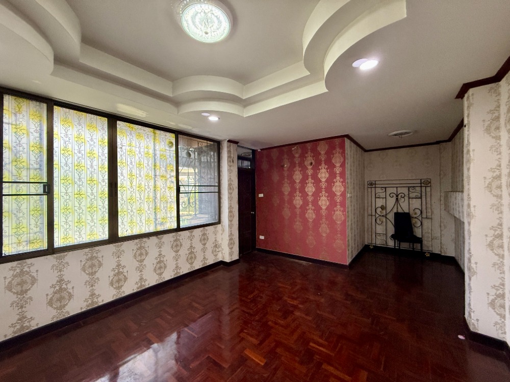 For SaleShop HousePinklao, Charansanitwong : Urgent sale, 3.5 floor commercial building, Soi Sirindhorn 4, Golden Location near Bang Bam Ru 100 meters! 🚆✨