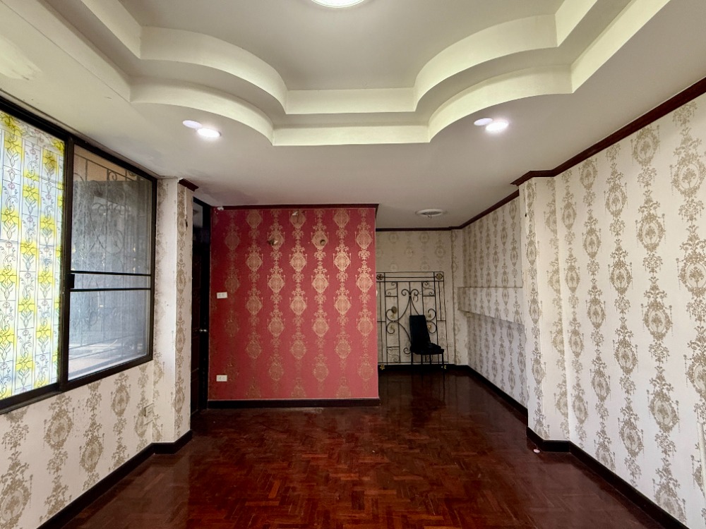 For SaleShop HousePinklao, Charansanitwong : Urgent sale, 3.5 floor commercial building, Soi Sirindhorn 4, Golden Location near Bang Bam Ru 100 meters! 🚆✨