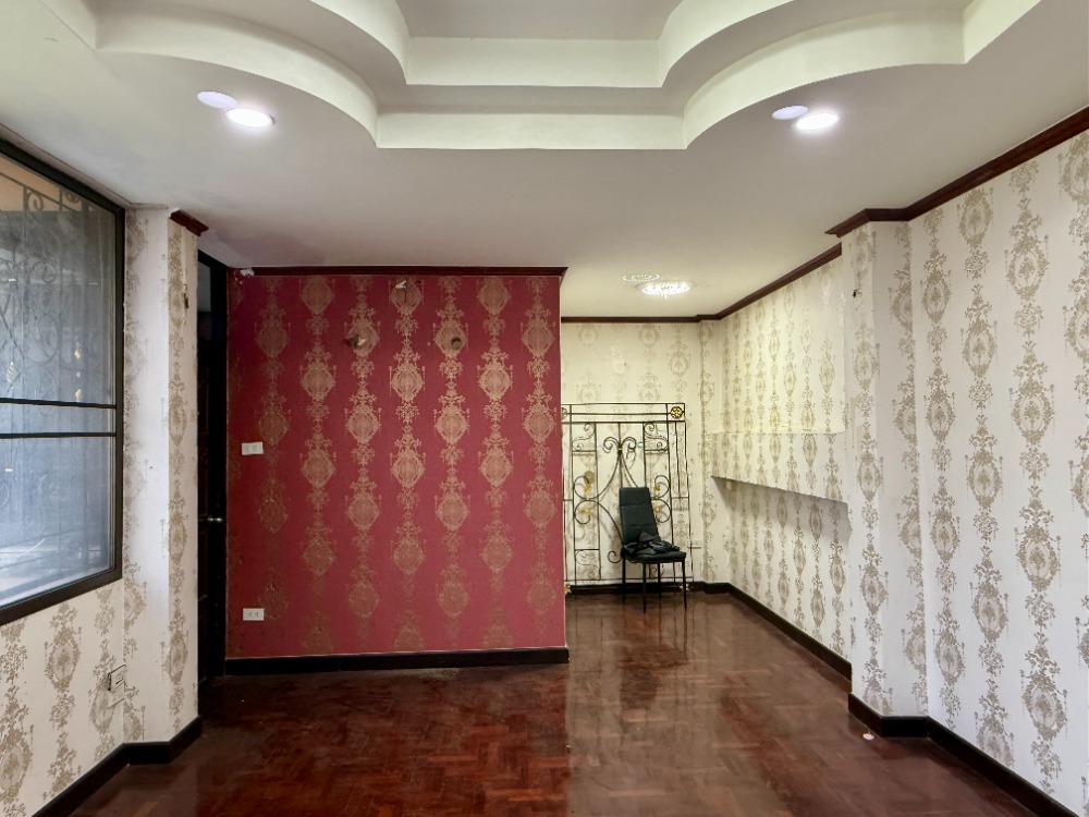 For SaleShop HousePinklao, Charansanitwong : Urgent sale, 3.5 floor commercial building, Soi Sirindhorn 4, Golden Location near Bang Bam Ru 100 meters! 🚆✨