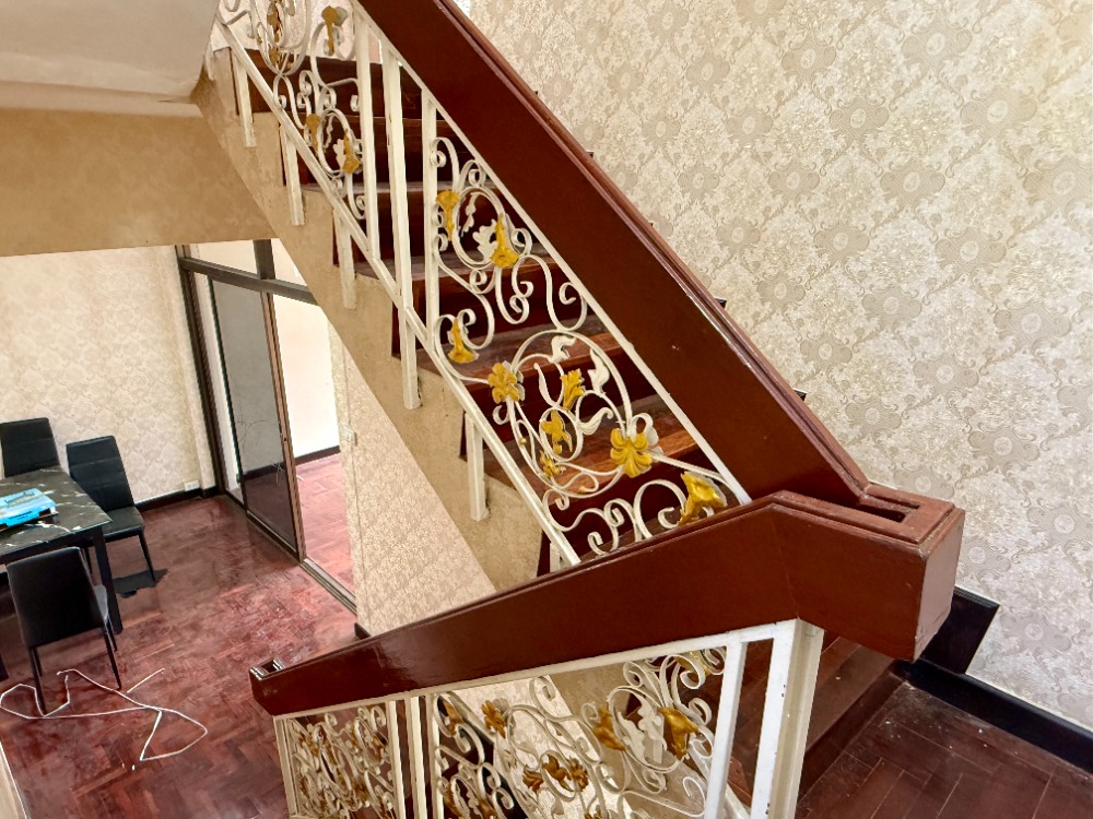 For SaleShop HousePinklao, Charansanitwong : Urgent sale, 3.5 floor commercial building, Soi Sirindhorn 4, Golden Location near Bang Bam Ru 100 meters! 🚆✨