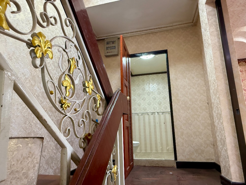 For SaleShop HousePinklao, Charansanitwong : Urgent sale, 3.5 floor commercial building, Soi Sirindhorn 4, Golden Location near Bang Bam Ru 100 meters! 🚆✨