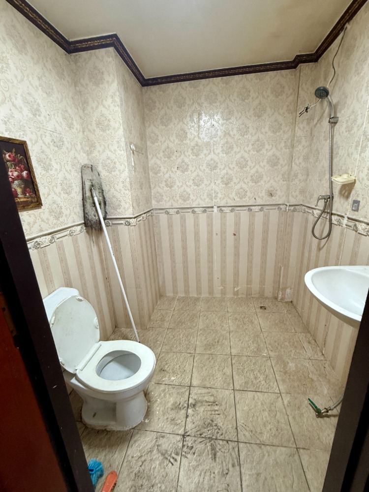 For SaleShop HousePinklao, Charansanitwong : Urgent sale, 3.5 floor commercial building, Soi Sirindhorn 4, Golden Location near Bang Bam Ru 100 meters! 🚆✨