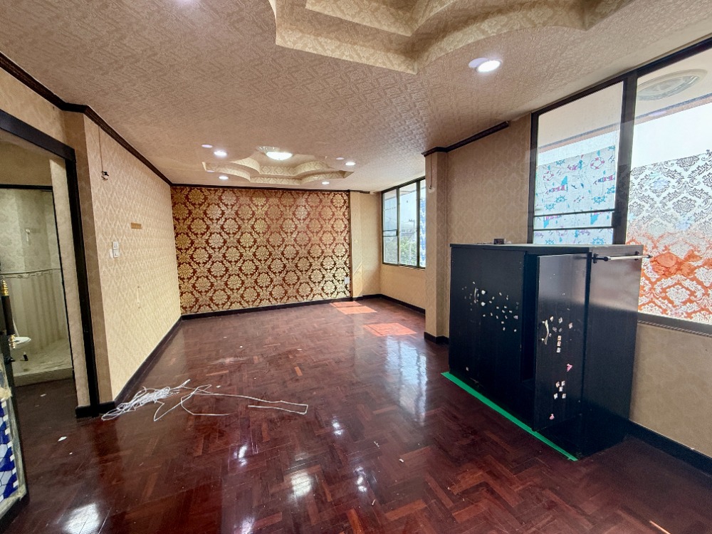 For SaleShop HousePinklao, Charansanitwong : Urgent sale, 3.5 floor commercial building, Soi Sirindhorn 4, Golden Location near Bang Bam Ru 100 meters! 🚆✨