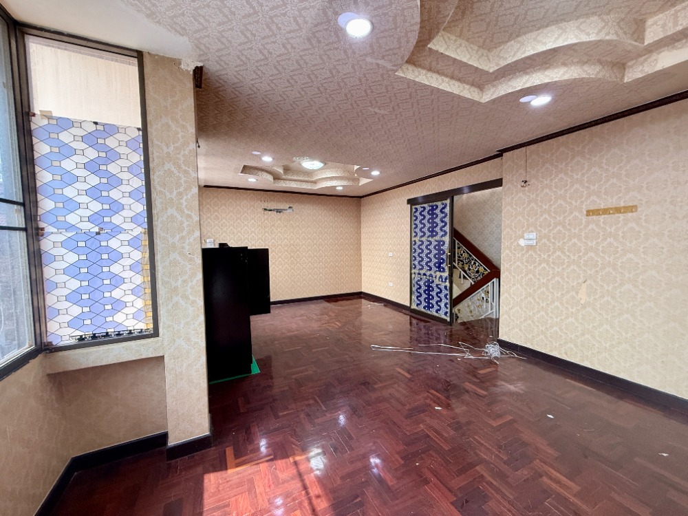 For SaleShop HousePinklao, Charansanitwong : Urgent sale, 3.5 floor commercial building, Soi Sirindhorn 4, Golden Location near Bang Bam Ru 100 meters! 🚆✨