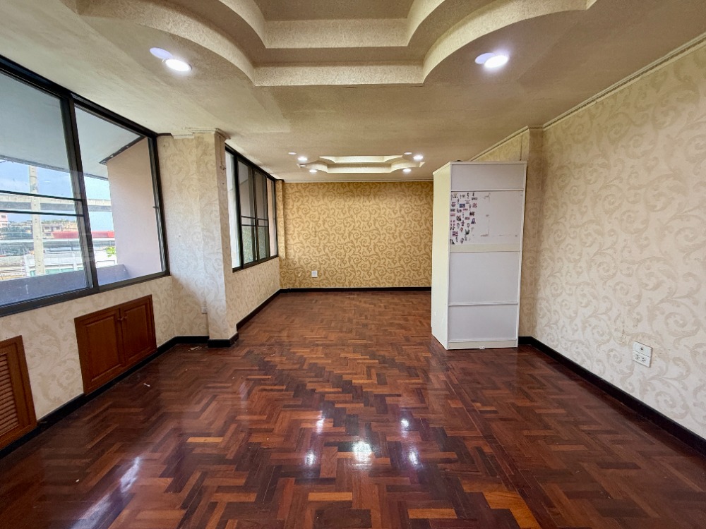 For SaleShop HousePinklao, Charansanitwong : Urgent sale, 3.5 floor commercial building, Soi Sirindhorn 4, Golden Location near Bang Bam Ru 100 meters! 🚆✨