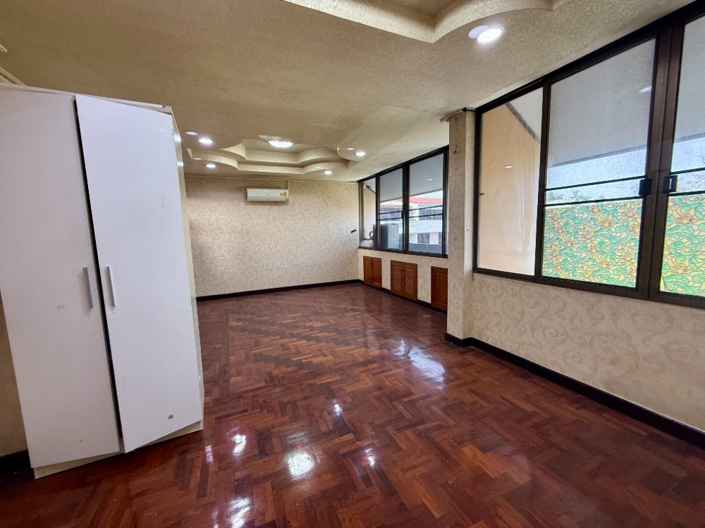 For SaleShop HousePinklao, Charansanitwong : Urgent sale, 3.5 floor commercial building, Soi Sirindhorn 4, Golden Location near Bang Bam Ru 100 meters! 🚆✨