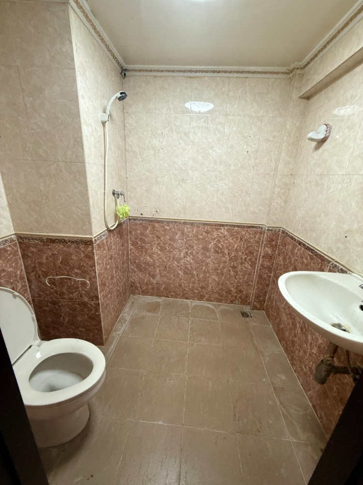 For SaleShop HousePinklao, Charansanitwong : Urgent sale, 3.5 floor commercial building, Soi Sirindhorn 4, Golden Location near Bang Bam Ru 100 meters! 🚆✨