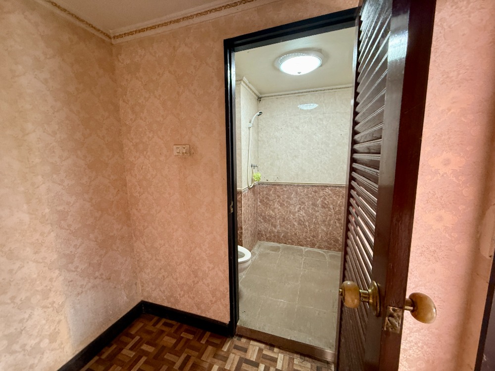 For SaleShop HousePinklao, Charansanitwong : Urgent sale, 3.5 floor commercial building, Soi Sirindhorn 4, Golden Location near Bang Bam Ru 100 meters! 🚆✨