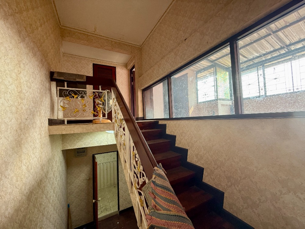 For SaleShop HousePinklao, Charansanitwong : Urgent sale, 3.5 floor commercial building, Soi Sirindhorn 4, Golden Location near Bang Bam Ru 100 meters! 🚆✨