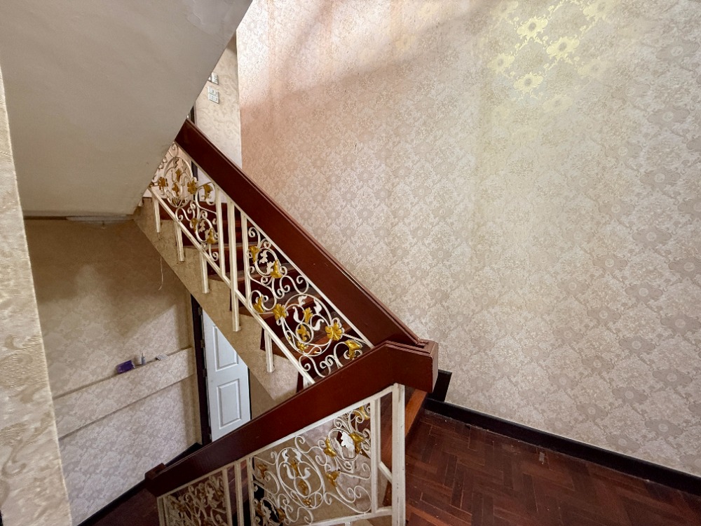 For SaleShop HousePinklao, Charansanitwong : Urgent sale, 3.5 floor commercial building, Soi Sirindhorn 4, Golden Location near Bang Bam Ru 100 meters! 🚆✨