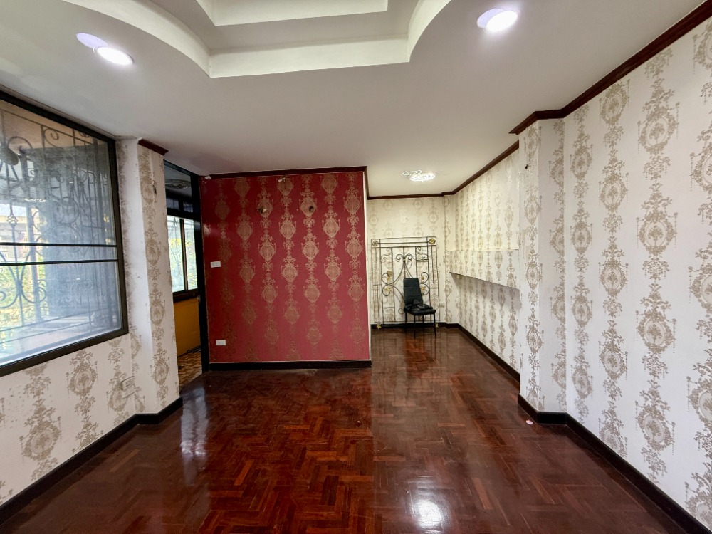 For SaleShop HousePinklao, Charansanitwong : Urgent sale, 3.5 floor commercial building, Soi Sirindhorn 4, Golden Location near Bang Bam Ru 100 meters! 🚆✨