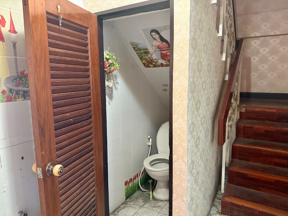 For SaleShop HousePinklao, Charansanitwong : Urgent sale, 3.5 floor commercial building, Soi Sirindhorn 4, Golden Location near Bang Bam Ru 100 meters! 🚆✨