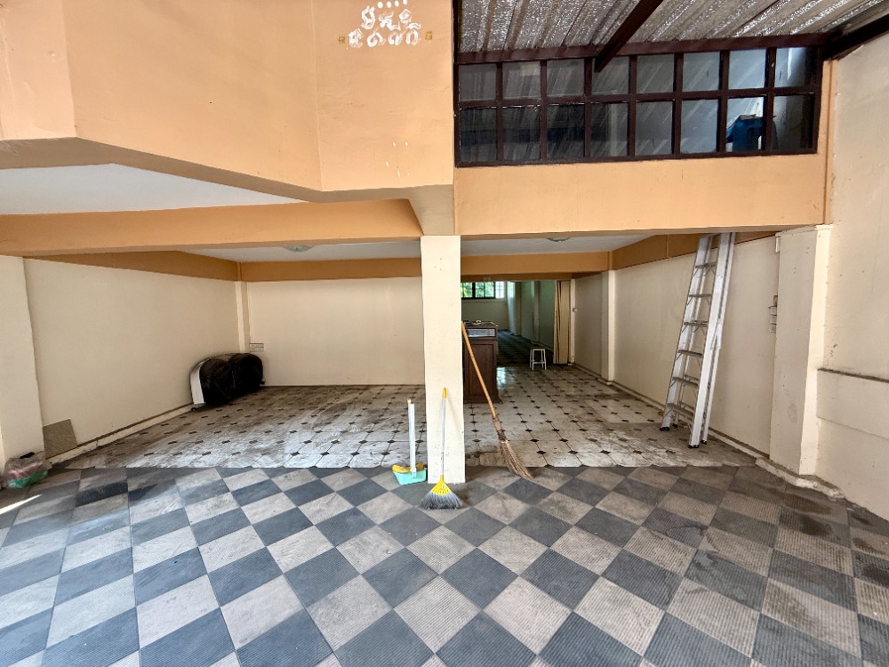 For SaleShop HousePinklao, Charansanitwong : Urgent sale, 3.5 floor commercial building, Soi Sirindhorn 4, Golden Location near Bang Bam Ru 100 meters! 🚆✨