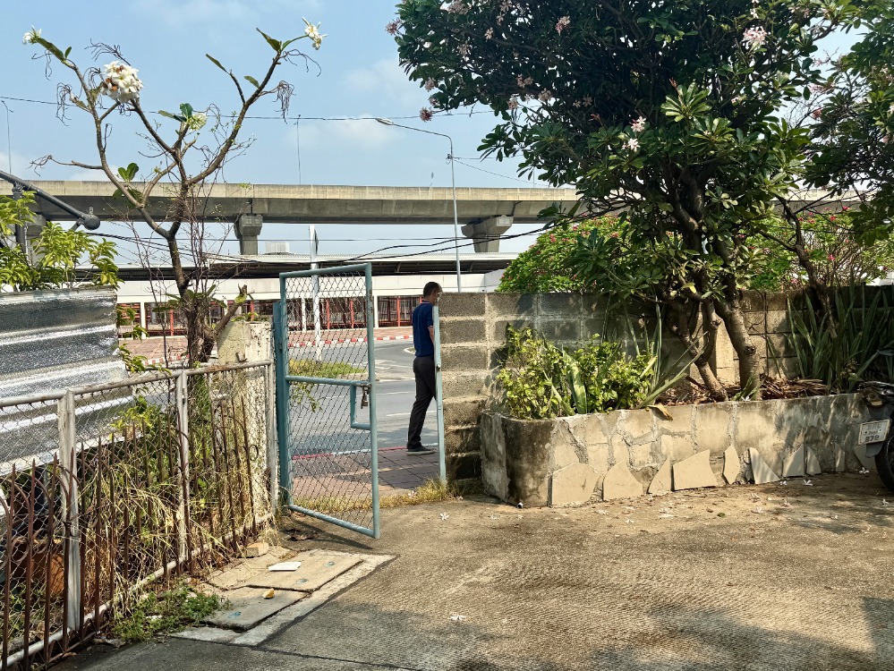 For SaleShop HousePinklao, Charansanitwong : Urgent sale, 3.5 floor commercial building, Soi Sirindhorn 4, Golden Location near Bang Bam Ru 100 meters! 🚆✨