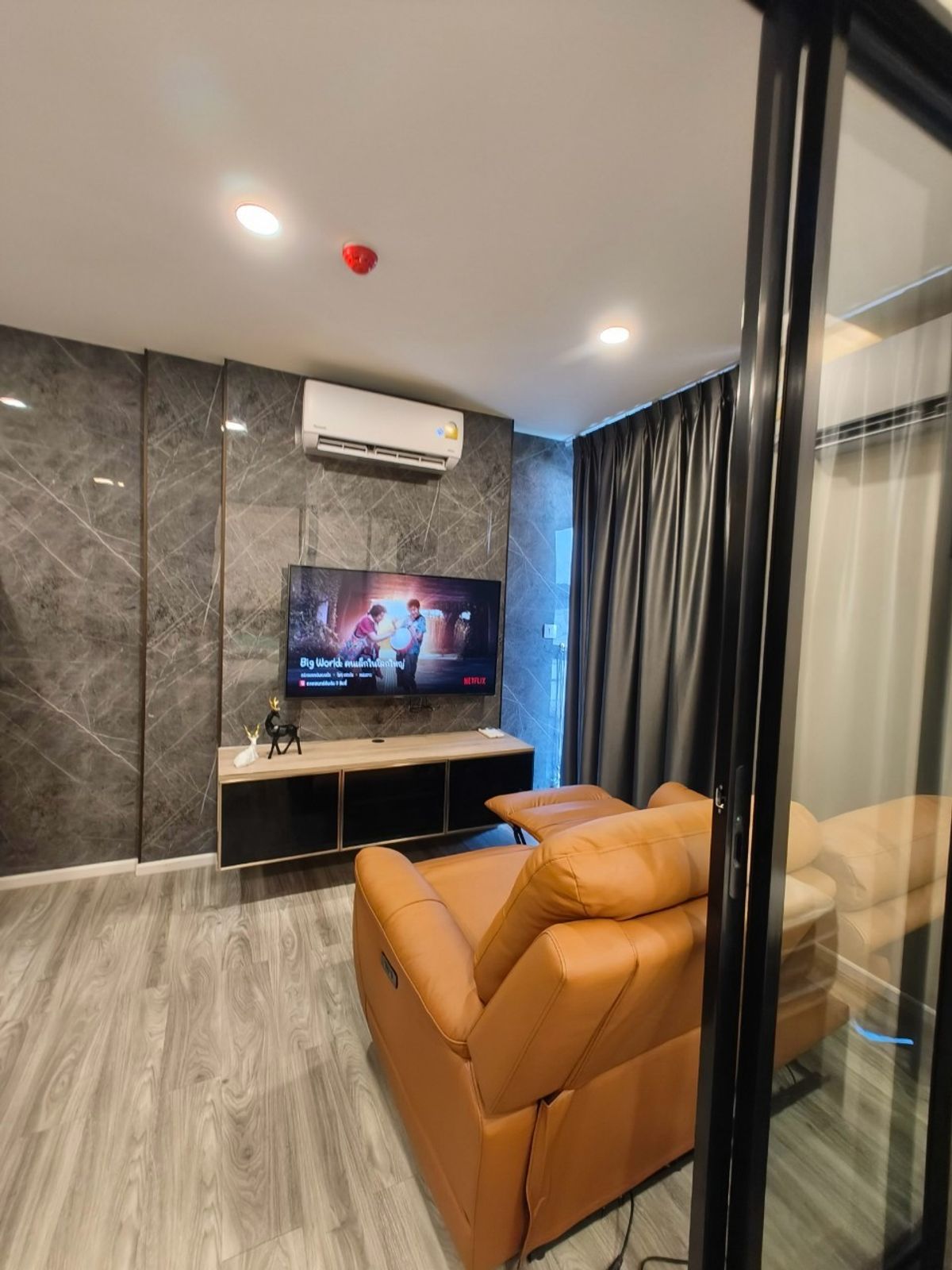ให้เช่าคอนโดอ่อนนุช อุดมสุข : ✦ ให้เช่า Ikon Skv.77 >> ห้อง 1 Bedroom + 1 Livingroom 30 ตร.ม. เฟอร์+เครื่องใช้ไฟฟ้าครบ smart TV LG, โซฟาหนังปรับระดับ, ที่นอน Steven ★//  ราคาเพียง 14,500 บาท/เดือน //🌟🌟