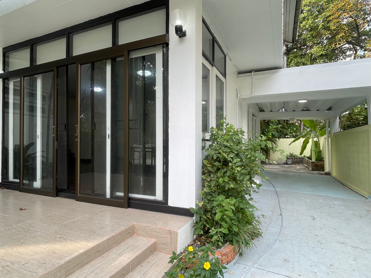 ให้เช่าบ้านสาทร นราธิวาส : บ้านแฝดใจกลางสาทร เนื้อที่ 50 ตรว. ใช้สอย 200 ตรม. 3 นอน 3 ห้องน้ำ