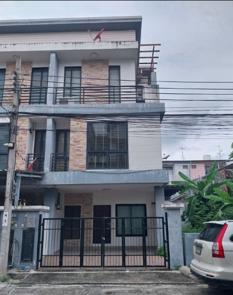 For SaleTownhomeLadprao101, Happy Land, The Mall Bang Kapi : Townhome for sale, Maurit Place, 3 pages, 5 meters wide, the back, with a built -in inside the whole price of 6.7 million.