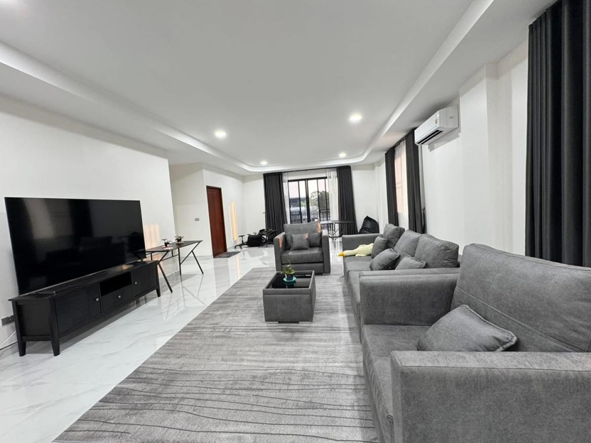 For RentHome OfficeOnnut, Udomsuk : urgent! Looking for tenants - Golden location, Onnut area 17 ^^ Pet Friendly ^^ *** 3 -story building for rent only 2nd floor *** Large 260 sq.m., quiet, registered or renting a company, suitable for home. Office or complete furniture The brand new house 