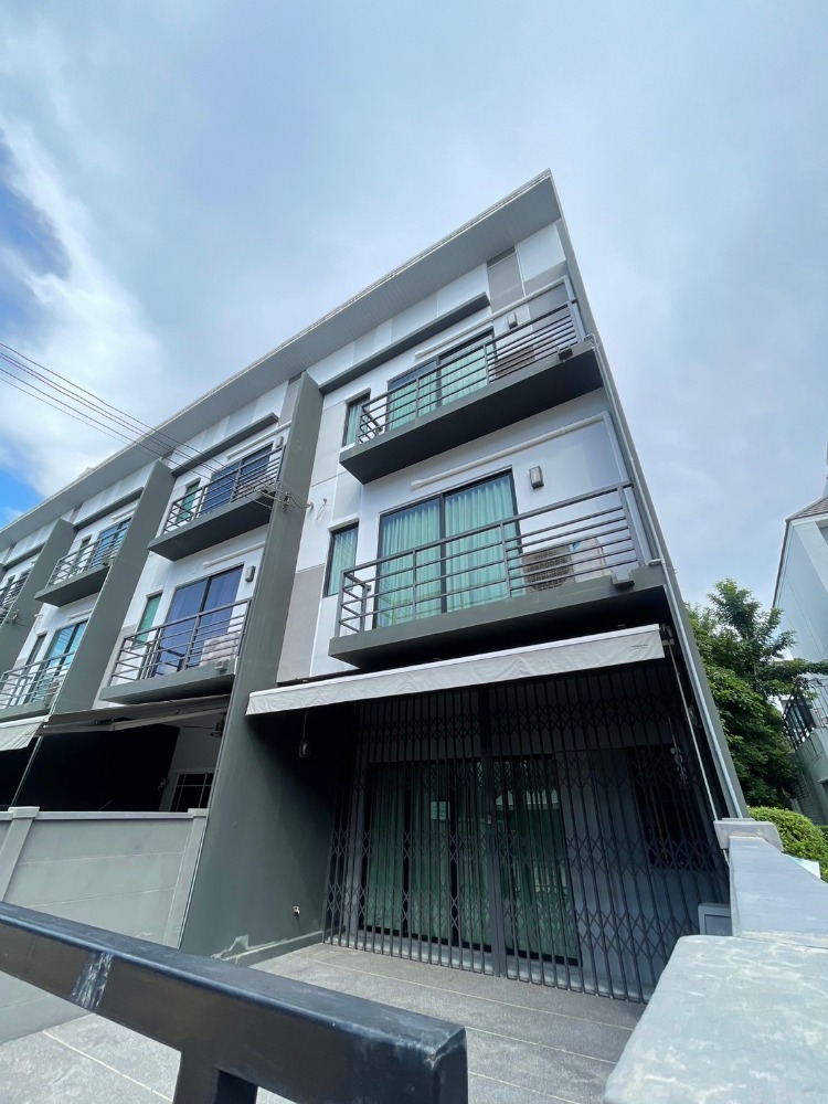 For SaleTownhomeRathburana, Suksawat : 🏡 Sell Town Home Ban Klang Mueang-Suksawat 🏡 ✨ 3 bedrooms, 3 bathrooms | Size 18 sq.w. | Ready! ✨ 💰 Price 5,300,000 baht (This price includes everything The seller gave out!)