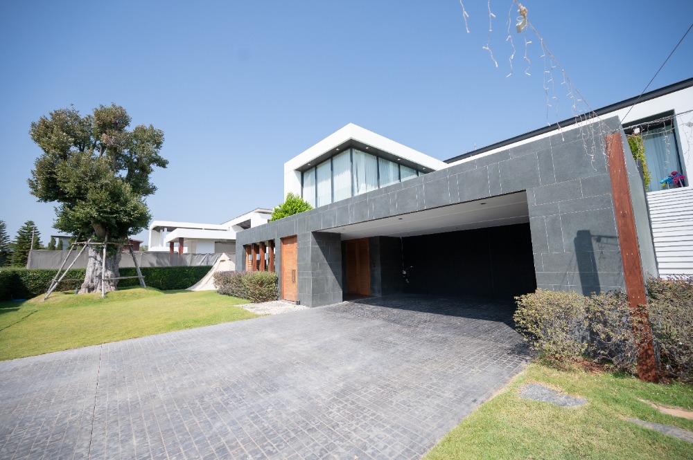 For SaleHousePak Chong KhaoYai : Selling luxury villas, Khao Yai The largest mansion at Khao Yai Modern style The 2nd floor swimming pool has a cinema.