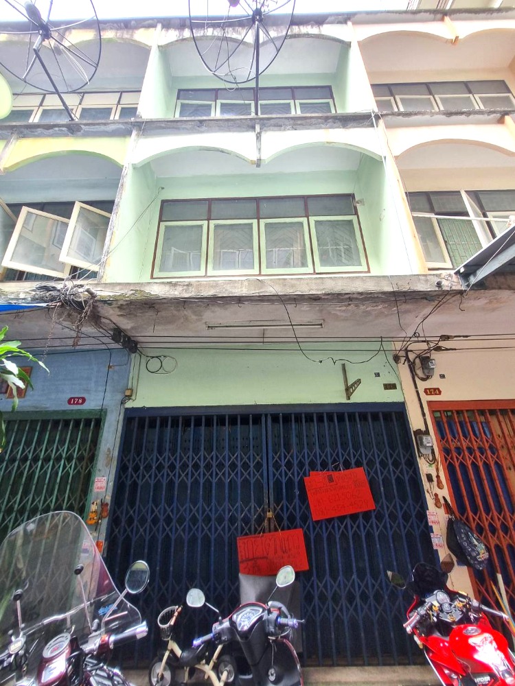 For SaleShop HouseWongwianyai, Charoennakor : 3 -storey commercial building for sale, Krung Thon Buri Soi 1, cheap price, only 4,500,000 or long -term renting is happy! Want to make a cool secret bar With a cool location  Or the charming old building that can renovate beautiful or to stay by itself