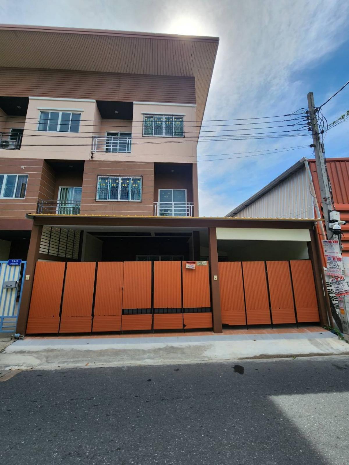 For RentTownhomeNawamin, Ramindra : 3 -story townhouse for rent, area 37 sq.w., 4 bedrooms, 5 rooms, water rooms, additional side, kitchen, Soi Nawamin 157, enter Soi 200 meters