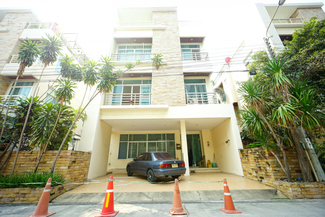 For SaleHouseMin Buri, Romklao : For sale: 3-storey home office, Ban Pricha Ram 2, Ratpatana, 291 sq m., 52 sq wa., 4 BedR, on the main road, ideal for home office