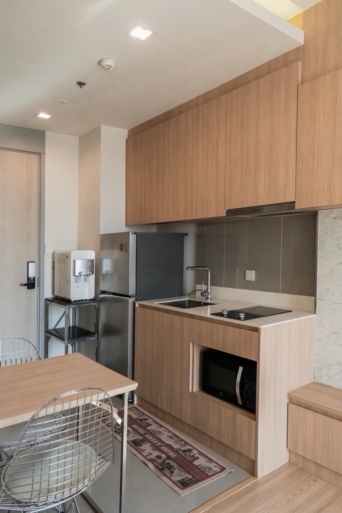 ให้เช่าคอนโดสะพานควาย จตุจักร : ให้เช่าคอนโด 1 ห้องนอน ห้องสวยชั้นสูงสุด เครื่องใช้ไฟฟ้าทุกอย่างยันเครื่องกรองน้ำ Coway เลี้ยงสัตว์ได้ครับ ล้างแอร์ให้ 2 ครั้งต่อปี