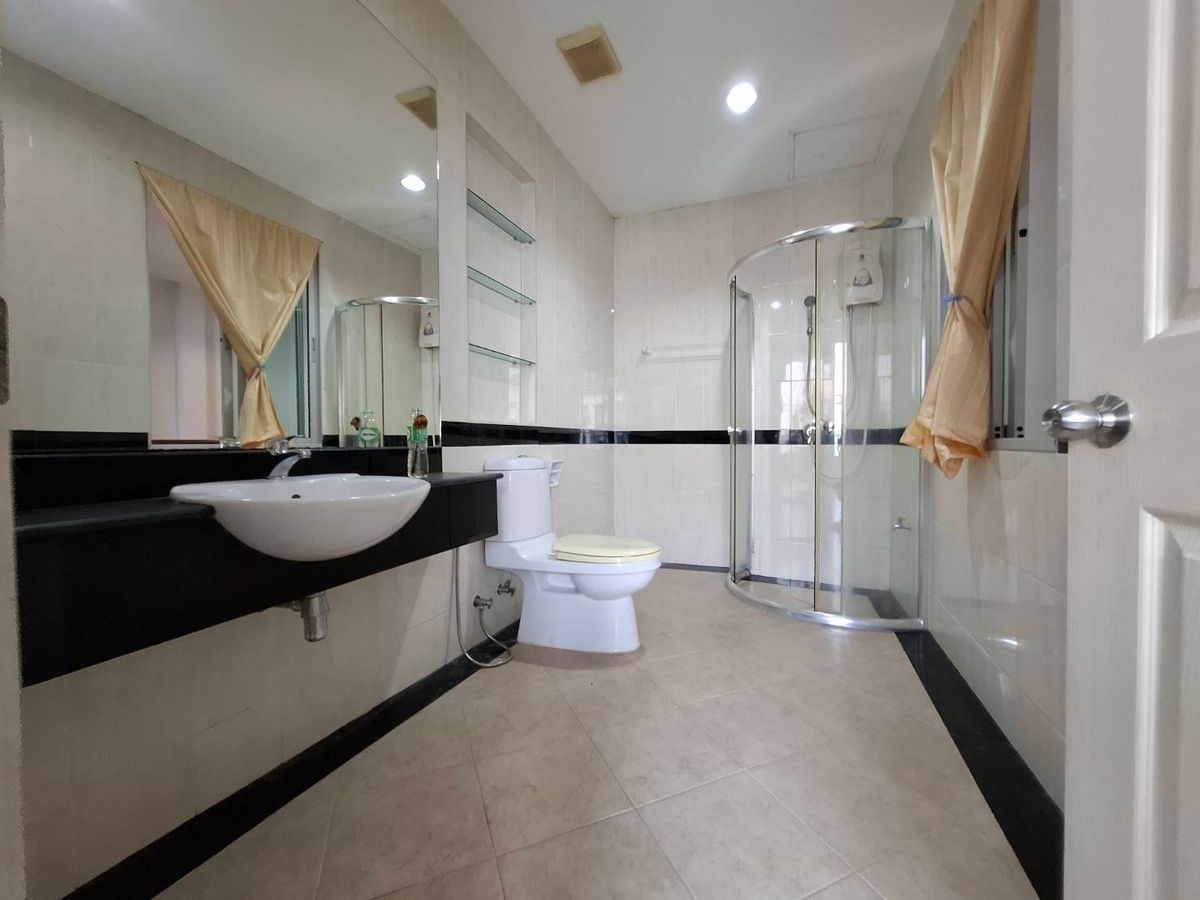 For SaleTownhomeSamut Prakan,Samrong : 3 -story townhome for sale in the middle of Muang Samutra Prakarn, near the club in good condition, ready to be at 3.99 million