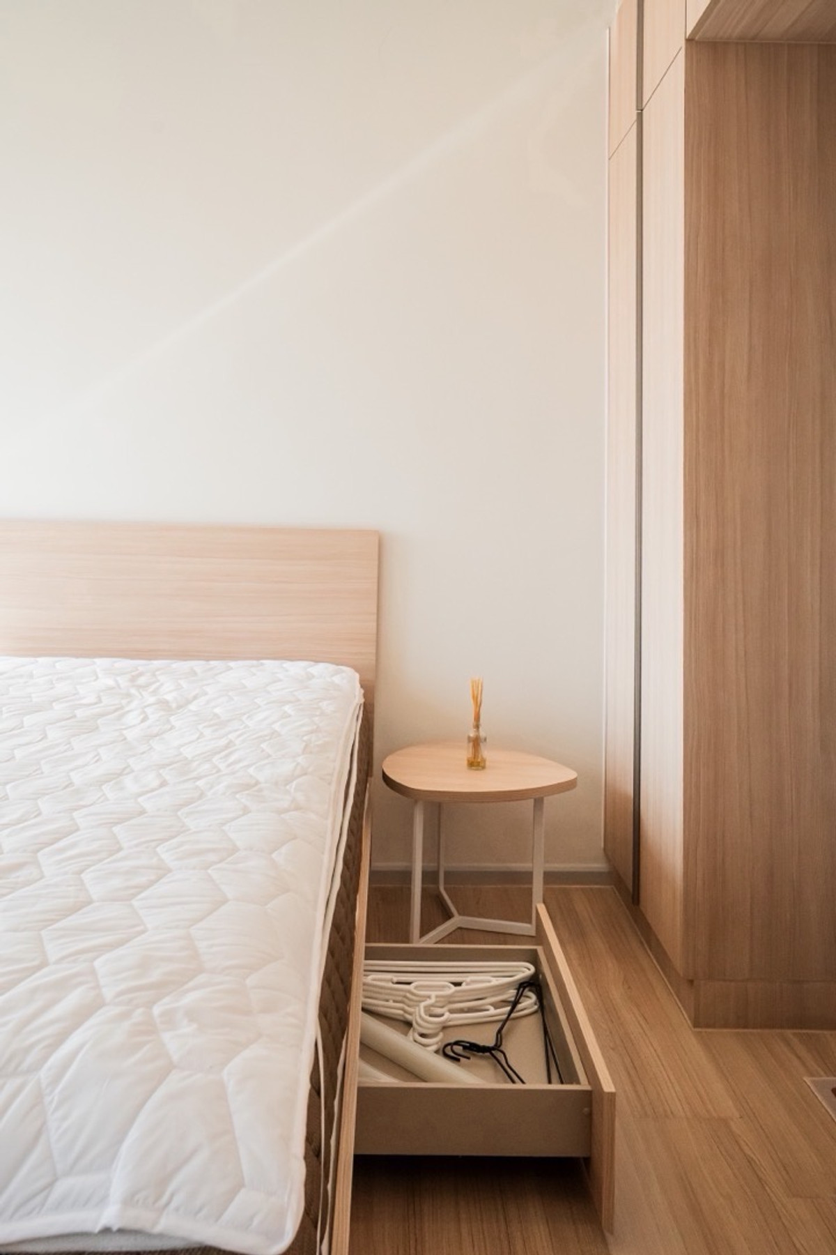 ให้เช่าคอนโดสะพานควาย จตุจักร : ให้เช่าคอนโด 1 ห้องนอน ห้องสวยชั้นสูงสุด เครื่องใช้ไฟฟ้าทุกอย่างยันเครื่องกรองน้ำ Coway เลี้ยงสัตว์ได้ครับ ล้างแอร์ให้ 2 ครั้งต่อปี