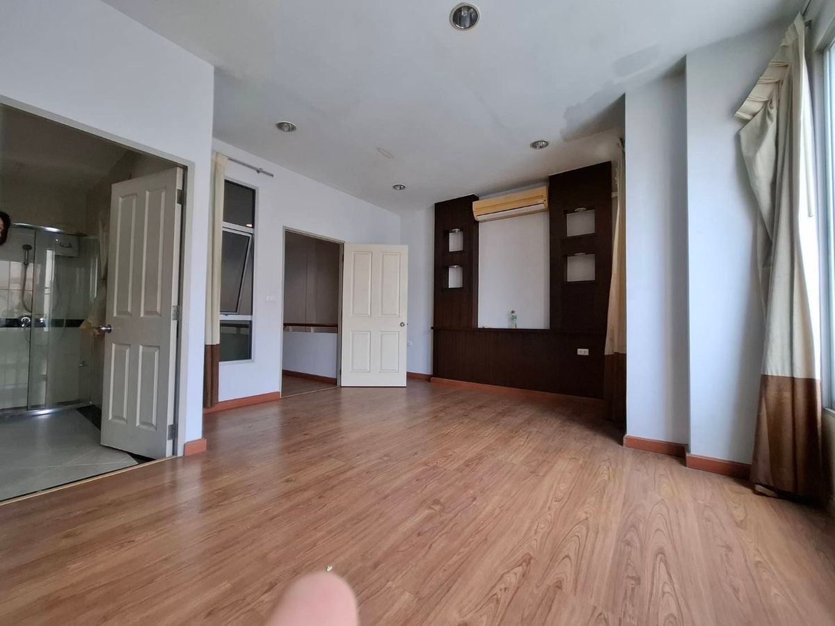 For SaleTownhomeSamut Prakan,Samrong : 3 -story townhome for sale in the middle of Muang Samutra Prakarn, near the club in good condition, ready to be at 3.99 million