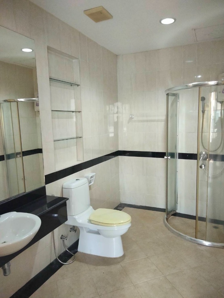 For SaleTownhomeSamut Prakan,Samrong : 3 -story townhome for sale in the middle of Muang Samutra Prakarn, near the club in good condition, ready to be at 3.99 million