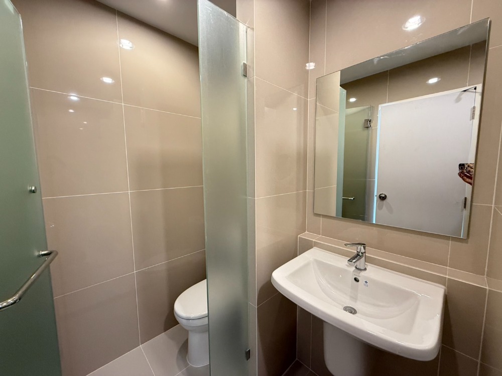 For RentCondoRamkhamhaeng, Hua Mak : 🔥Urgent rent, new room ready to move in 🔥Niche Mono Ramkhamhaeng Condo. The project has a shuttle to Ramkhamhaeng University / BTS Lam Sali Intersection. Rent starts at 16,200 baht/month, accepting both Thais and foreigners (with 6 month / 1 year rental c