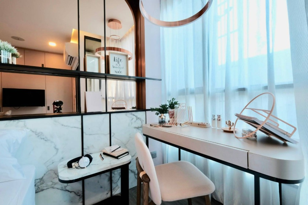 ขายคอนโดรัชดา ห้วยขวาง : ขายคอนโด Atmoz รัชดา - ห้วยขวาง  บรรยากาศรีสอร์ท ใกล้ MRT และทางด่วน อาคาร B ชั้น 8  1ห้องนอน 22.04 ตร.ม. ตกแต่งพร้อมอยู่ ราคา  2.99 ลบ.*