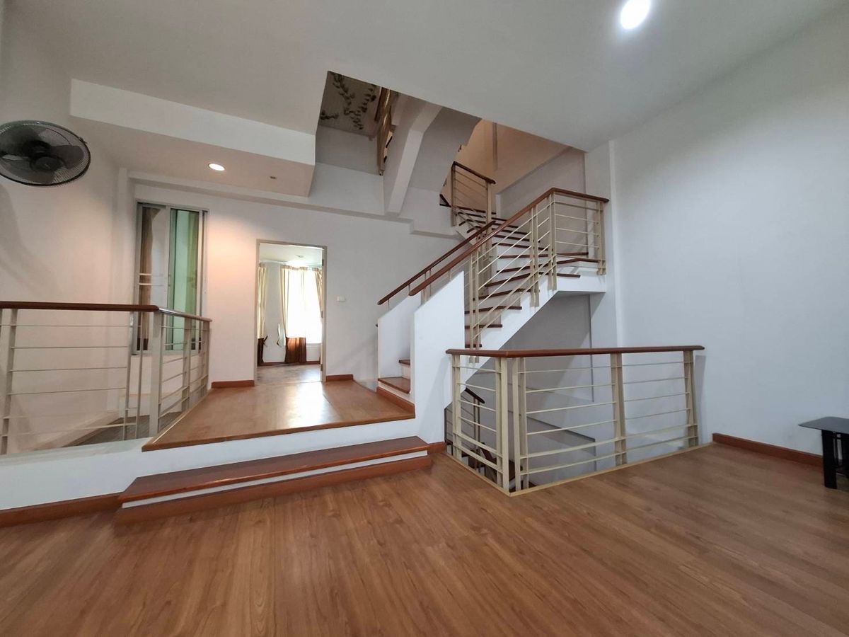For SaleTownhomeSamut Prakan,Samrong : 3 -story townhome for sale in the middle of Muang Samutra Prakarn, near the club in good condition, ready to be at 3.99 million