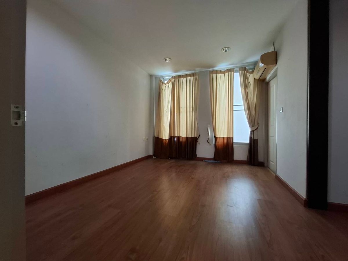 For SaleTownhomeSamut Prakan,Samrong : 3 -story townhome for sale in the middle of Muang Samutra Prakarn, near the club in good condition, ready to be at 3.99 million