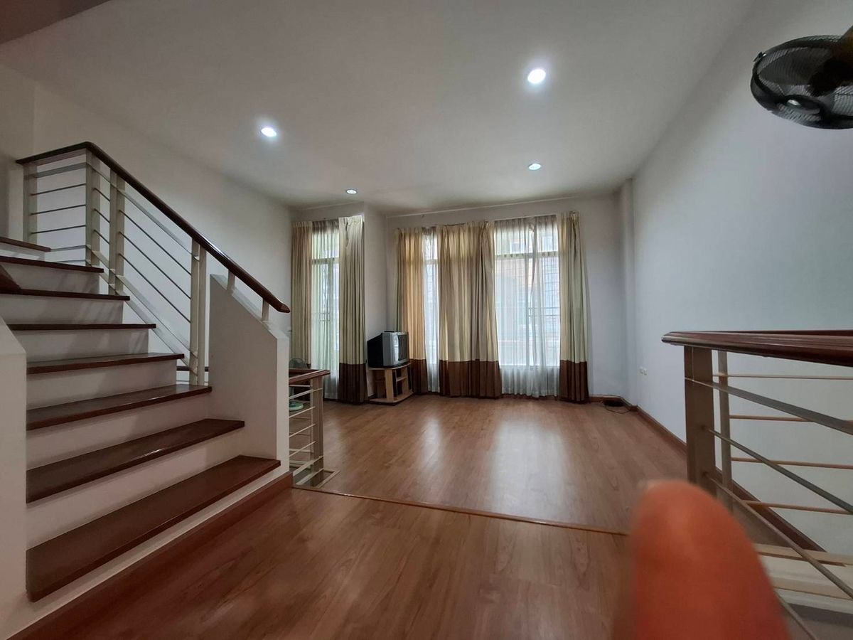 For SaleTownhomeSamut Prakan,Samrong : 3 -story townhome for sale in the middle of Muang Samutra Prakarn, near the club in good condition, ready to be at 3.99 million