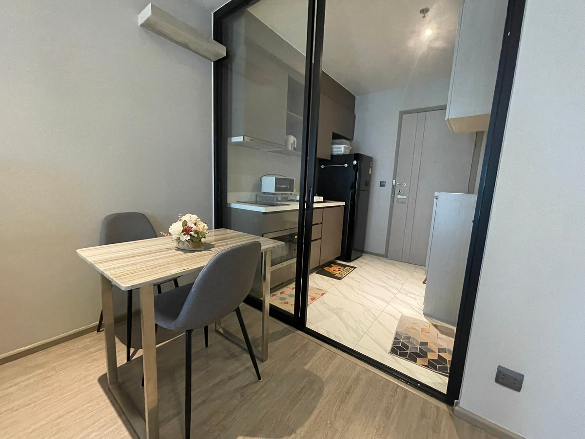 ให้เช่าคอนโดสุขุมวิท อโศก ทองหล่อ : (ปล่อยเช่า)🟢 คอนโด RHYTHM Ekkamai I ห้อง Studio เฟอร์+เครื่องใช้ไฟฟ้าครบㅡ ใกล้ 🚆BTS เอกมัย																									