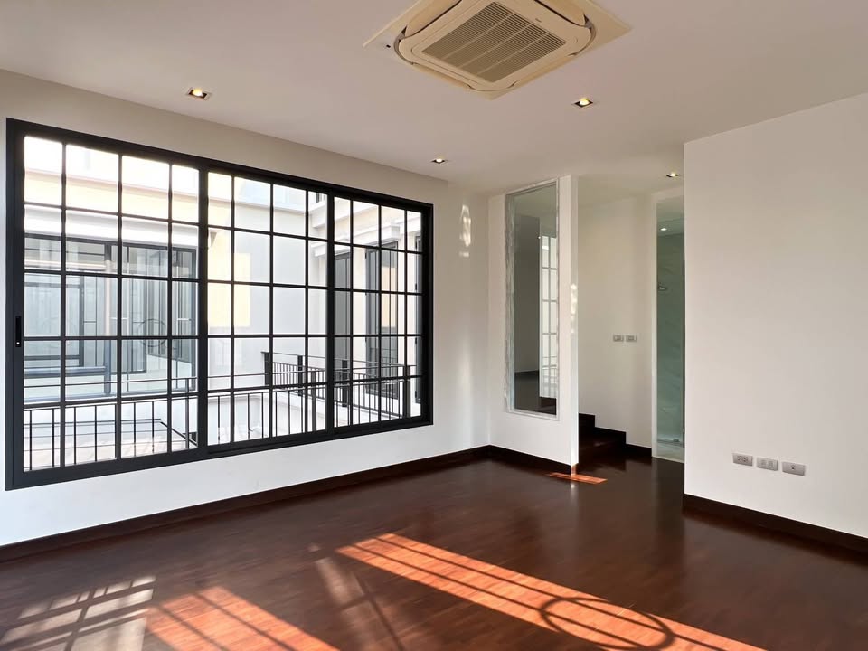 ขายบ้านลาดพร้าว เซ็นทรัลลาดพร้าว : ขายบ้านหรู โครงการ Atitude Mastery พหลโยธิน 24  ทำเลดีมาก ใกล้  central ลาดพร้าว ถนนพหลโยธิน, แขวงจตุจักร, เขตจตุจักร, กรุงเทพ