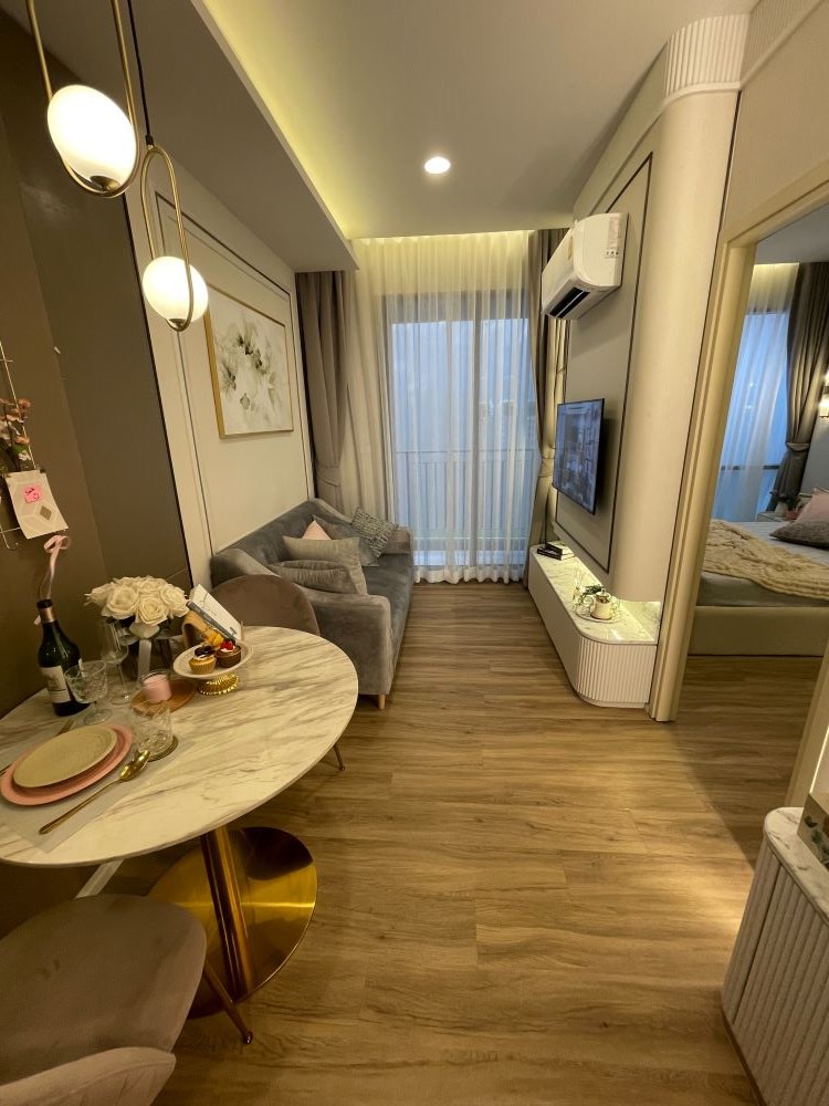 Sale DownCondoSapankwai,Jatujak : Sell ​​Sollez Condo Down Sale, Phahonsa -Pradiphat, corner room, 15th floor, beautiful view, good location, convenient to travel.