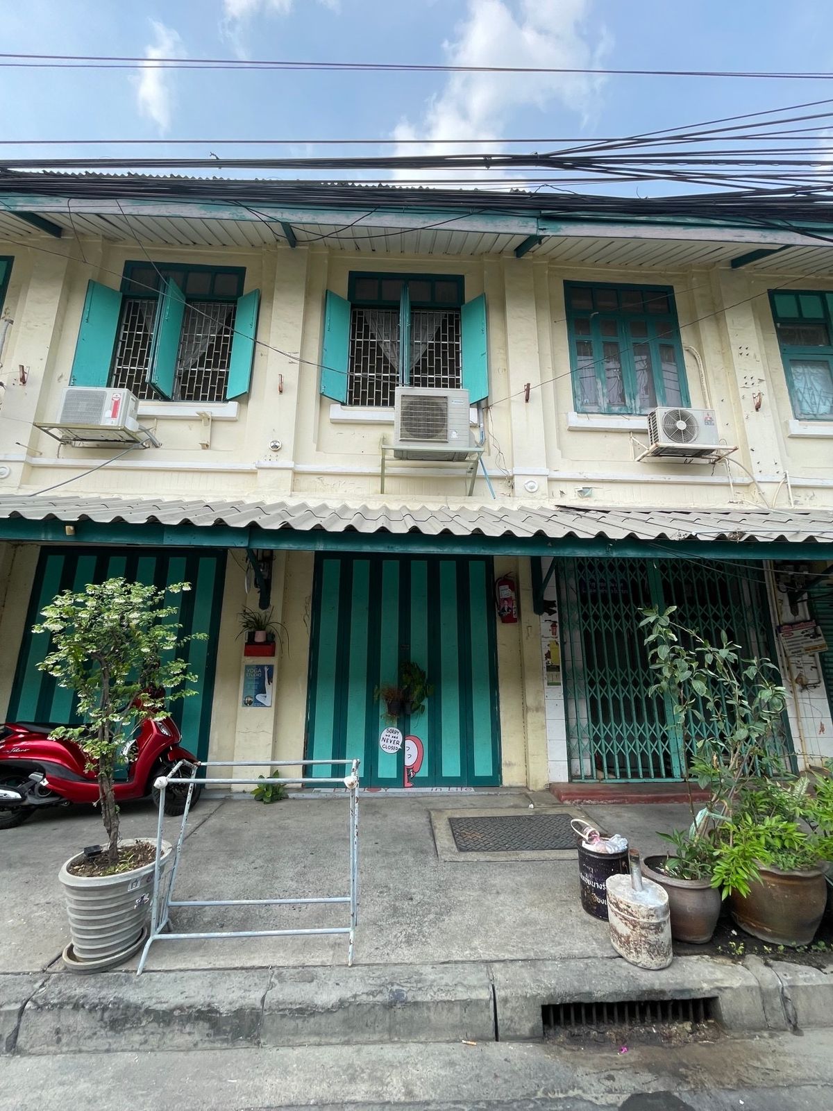 For RentShop HouseYaowarat, Banglamphu : Rent a 2 -story commercial building, Phra Prab Nara Road, Phra Nakhon District, which court is that Bangkok Tiger Shrine