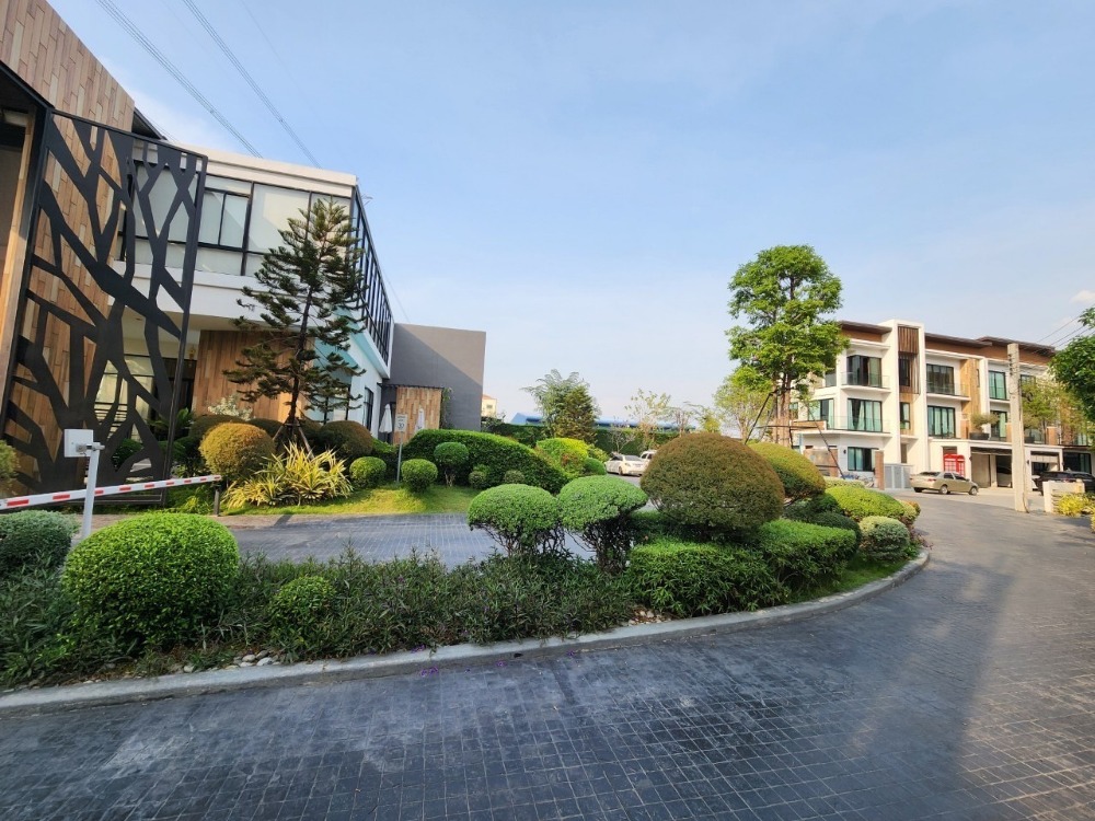 ขายพัฒนาการ ศรีนครินทร์ : ขายบ้าน3ชั้น พระราม9 สไตล์โมเดิร์น 3 ห้องนอน 4 ห้องน้ำ หลังริม แปลงสวย ที่ดิน40.5ตร.วา พื้นที่ใช้สอย 290ตร.ม.  “ธาราดี วงแหวน-พระราม9”  เพียง 15นาที ถึงสุวรรณภูมิ เข้าเมืองก็สะดวก