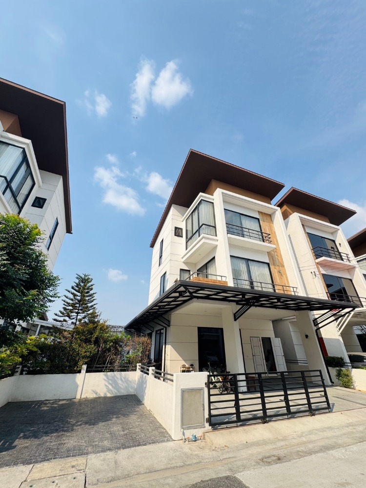 ขายพัฒนาการ ศรีนครินทร์ : ขายบ้าน3ชั้น พระราม9 สไตล์โมเดิร์น 3 ห้องนอน 4 ห้องน้ำ หลังริม แปลงสวย ที่ดิน40.5ตร.วา พื้นที่ใช้สอย 290ตร.ม.  “ธาราดี วงแหวน-พระราม9”  เพียง 15นาที ถึงสุวรรณภูมิ เข้าเมืองก็สะดวก