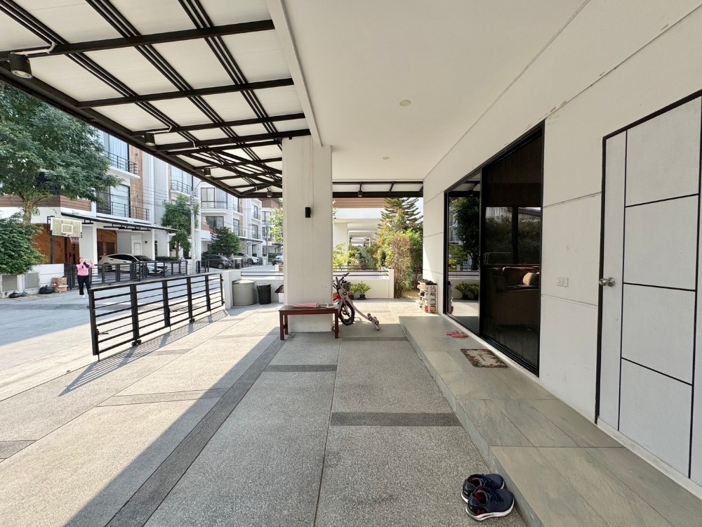 ขายพัฒนาการ ศรีนครินทร์ : ขายบ้าน3ชั้น พระราม9 สไตล์โมเดิร์น 3 ห้องนอน 4 ห้องน้ำ หลังริม แปลงสวย ที่ดิน40.5ตร.วา พื้นที่ใช้สอย 290ตร.ม.  “ธาราดี วงแหวน-พระราม9”  เพียง 15นาที ถึงสุวรรณภูมิ เข้าเมืองก็สะดวก