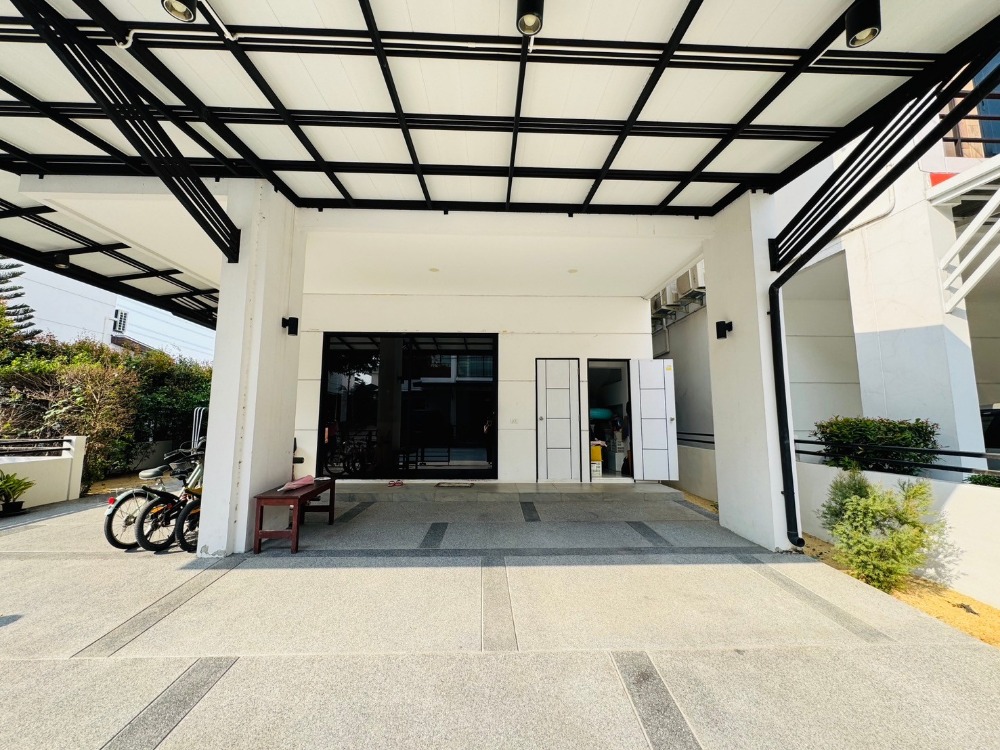 ขายพัฒนาการ ศรีนครินทร์ : ขายบ้าน3ชั้น พระราม9 สไตล์โมเดิร์น 3 ห้องนอน 4 ห้องน้ำ หลังริม แปลงสวย ที่ดิน40.5ตร.วา พื้นที่ใช้สอย 290ตร.ม.  “ธาราดี วงแหวน-พระราม9”  เพียง 15นาที ถึงสุวรรณภูมิ เข้าเมืองก็สะดวก