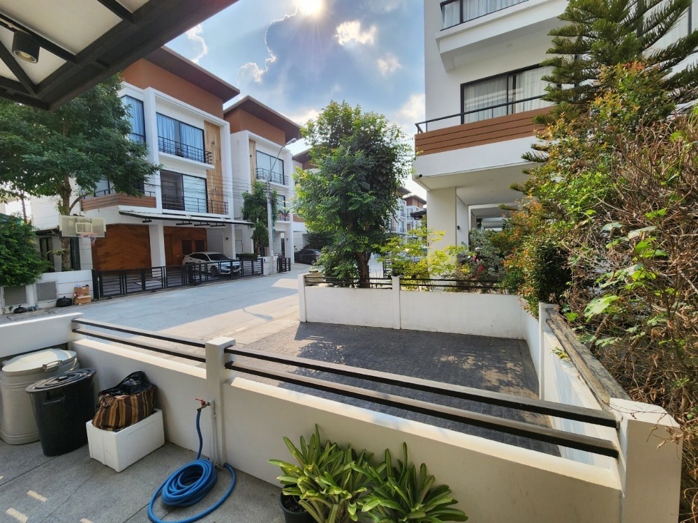 ขายพัฒนาการ ศรีนครินทร์ : ขายบ้าน3ชั้น พระราม9 สไตล์โมเดิร์น 3 ห้องนอน 4 ห้องน้ำ หลังริม แปลงสวย ที่ดิน40.5ตร.วา พื้นที่ใช้สอย 290ตร.ม.  “ธาราดี วงแหวน-พระราม9”  เพียง 15นาที ถึงสุวรรณภูมิ เข้าเมืองก็สะดวก